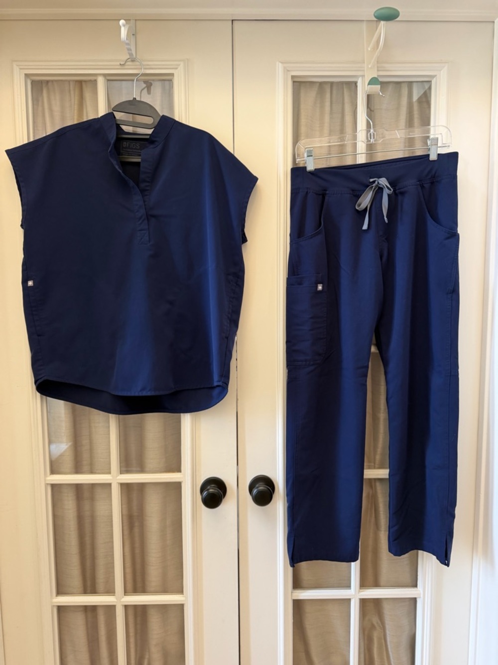 Small Navy Figs Scrubs w/ Rafaella Top & Cade Cargo Pants EUC